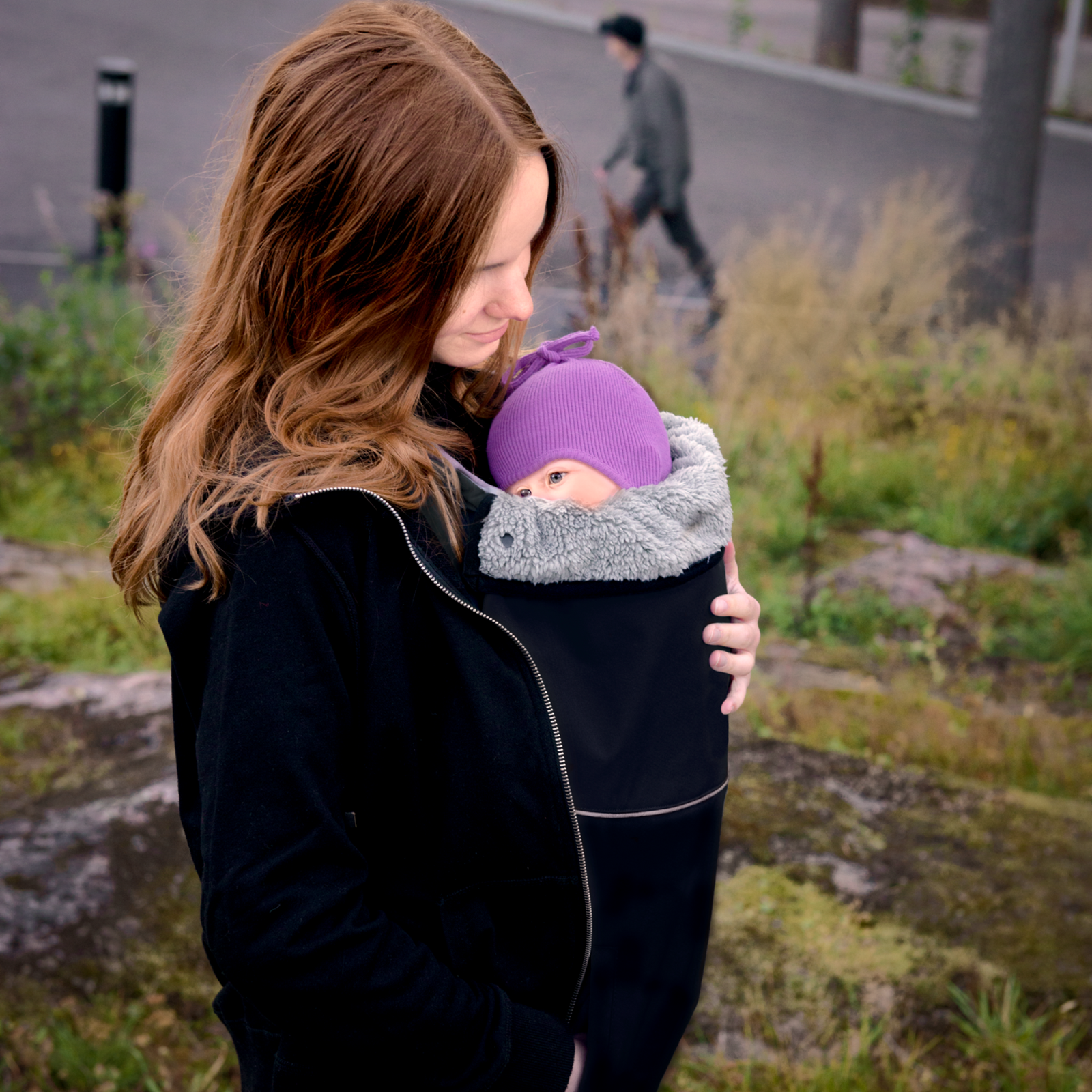 Tragebaby in Tragecover mit Mutter