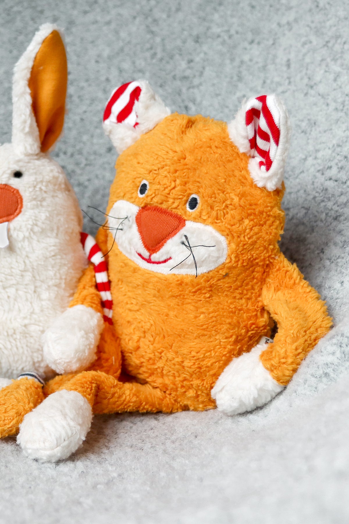 Katze Mia auch mit Kirschkernkissen verwendbar