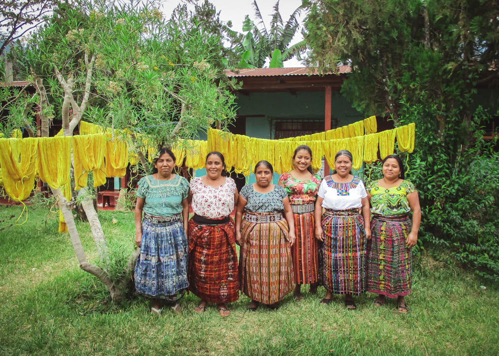 Mayafrauen vor pflanzengefärbten Garnen