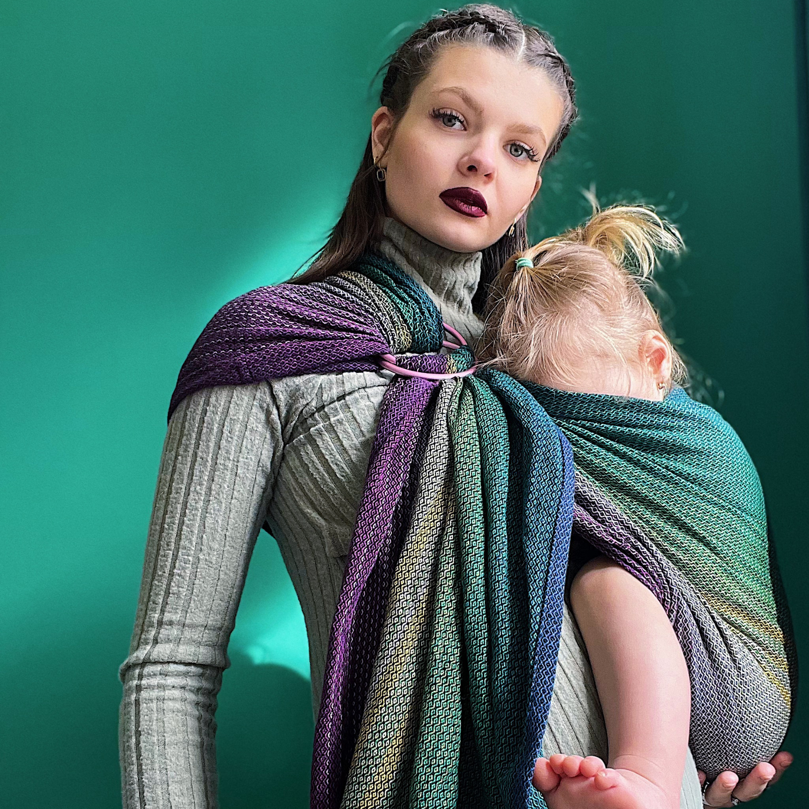 Ringsling Kokiri Cuervo double weft Tragebild mit Kleinkind