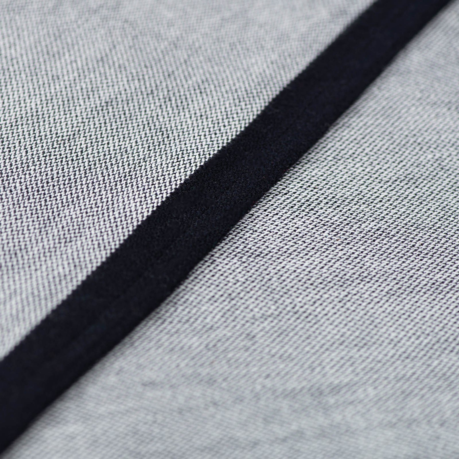 Tragetuch Tulum gebunden von Papa mit süßem Baby vor einer Wand mit Graffiti